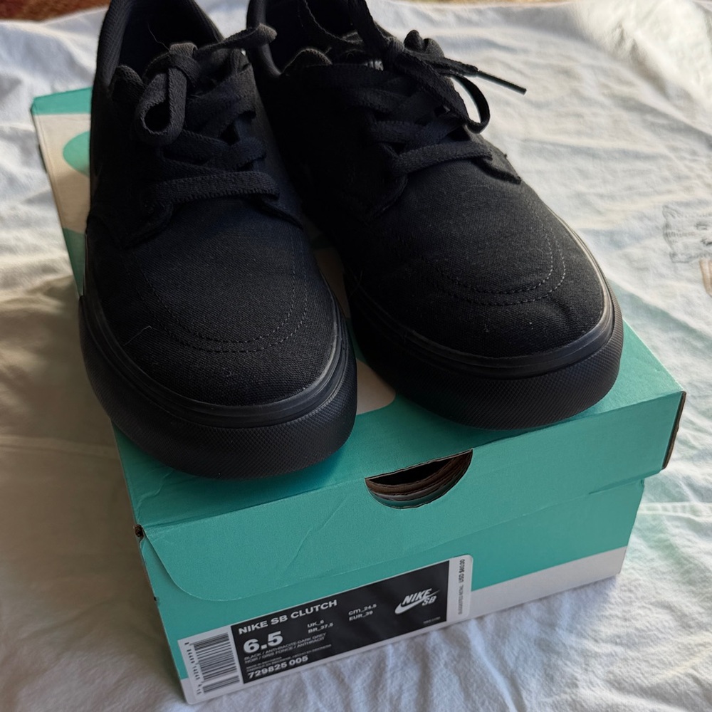 Nike SB Clutch Black shoes. Mens 6.5.